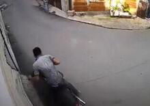 Scooter crash: quando la curva in derapata si trasforma in capocciata [VIDEO VIRALE]