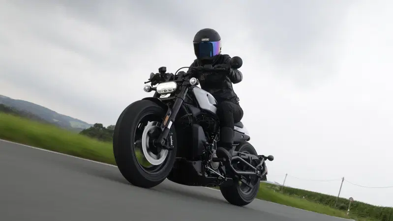 Harley-Davidson Sportster S: "You say you want a revolution!"