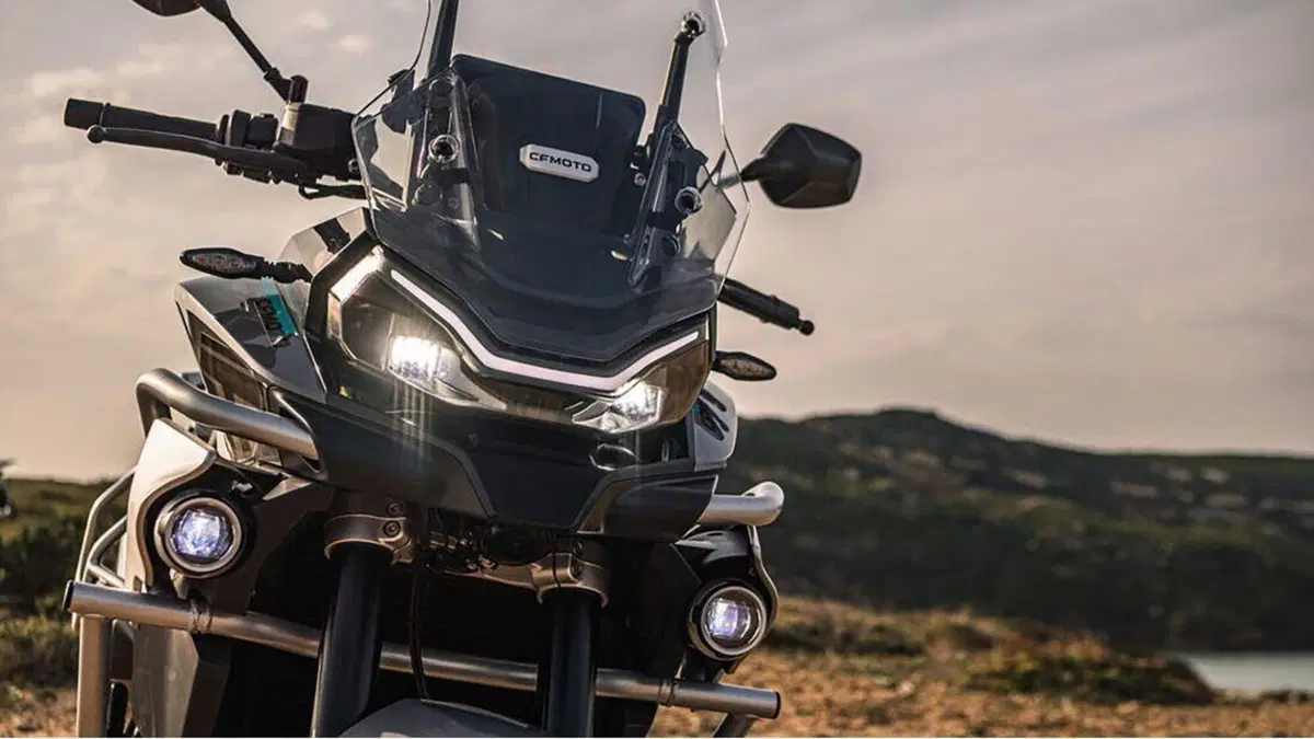 CFMoto 800MT. L'Adventure, con motore KTM, svelata con foto e dati