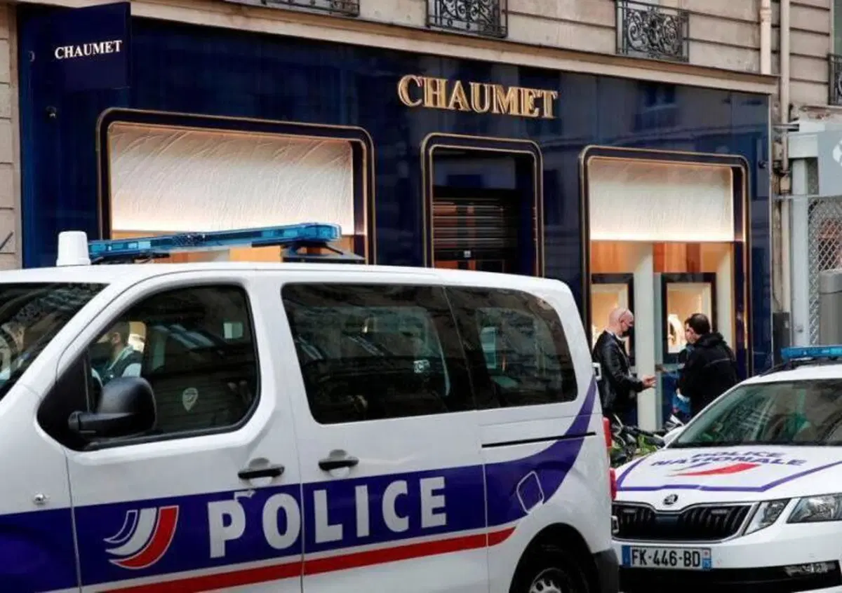 Rapina a Parigi. "Lupin" fugge sul monopattino elettrico
