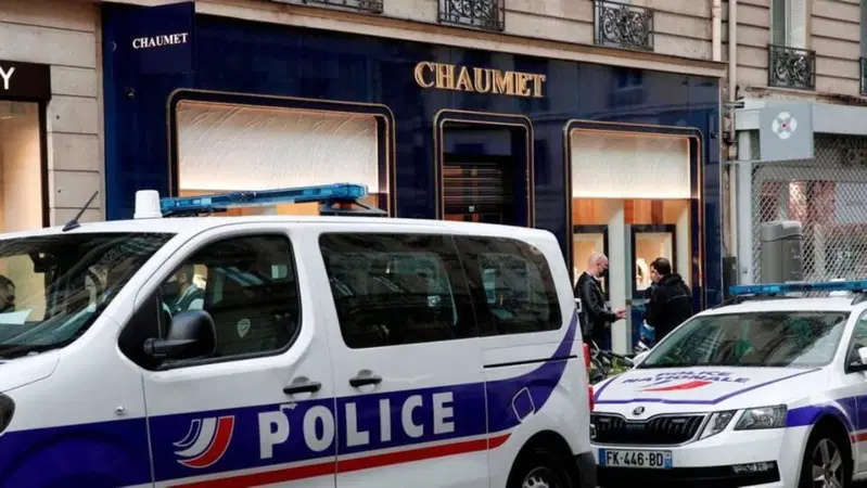 Rapina a Parigi. "Lupin" fugge sul monopattino elettrico