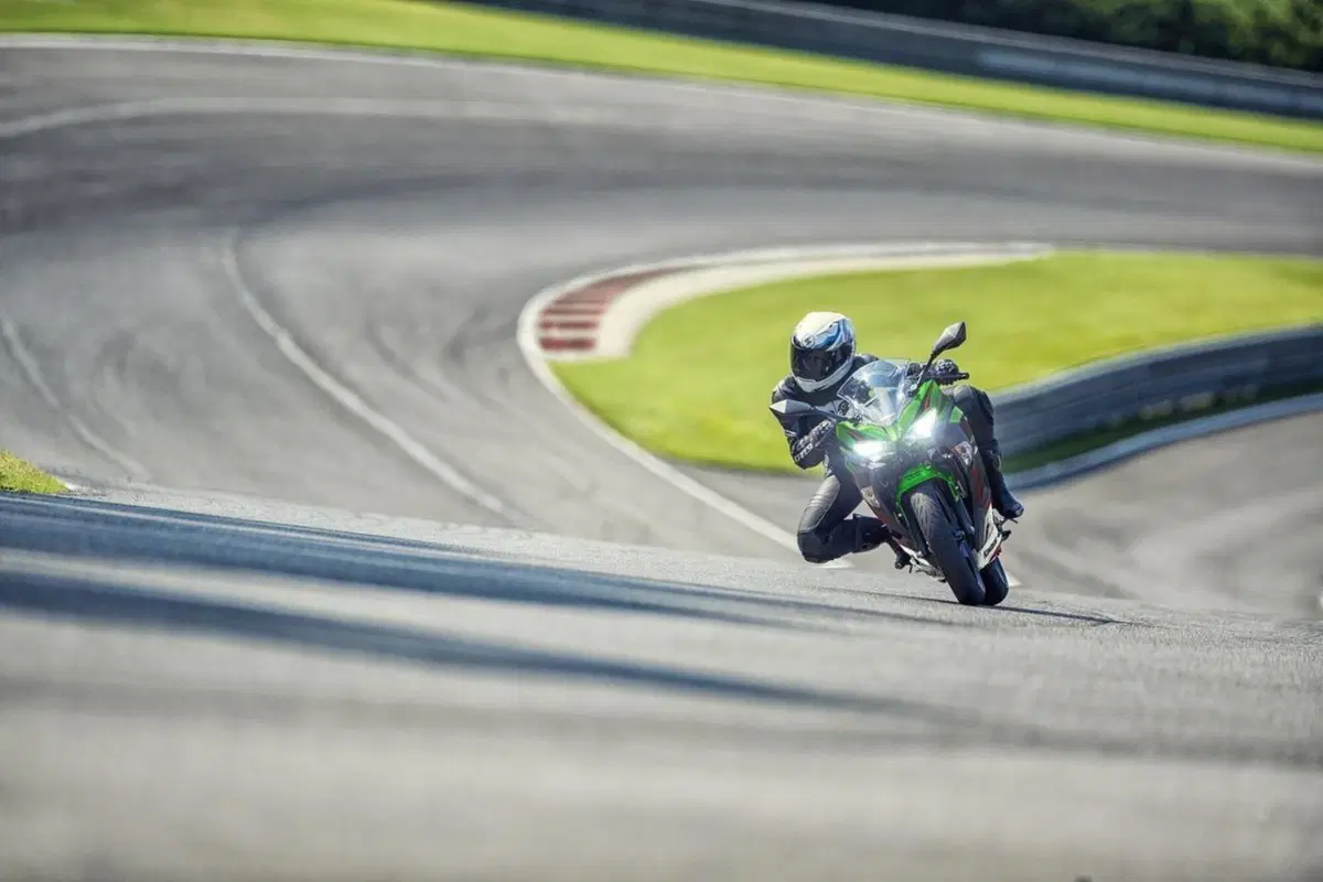 Le Kawasaki Ninja 400 e Z400 m.y. 2022 presentate in Giappone (2)