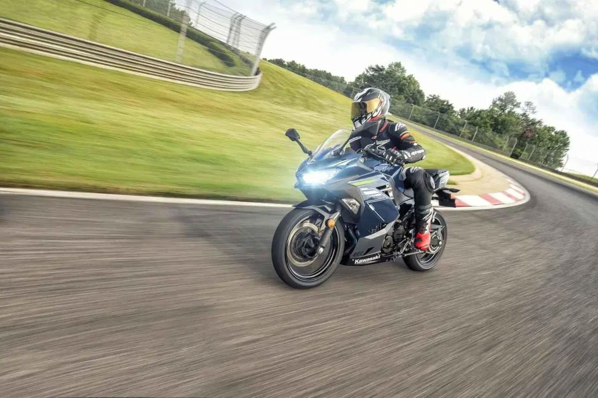 Le Kawasaki Ninja 400 e Z400 m.y. 2022 presentate in Giappone (3)