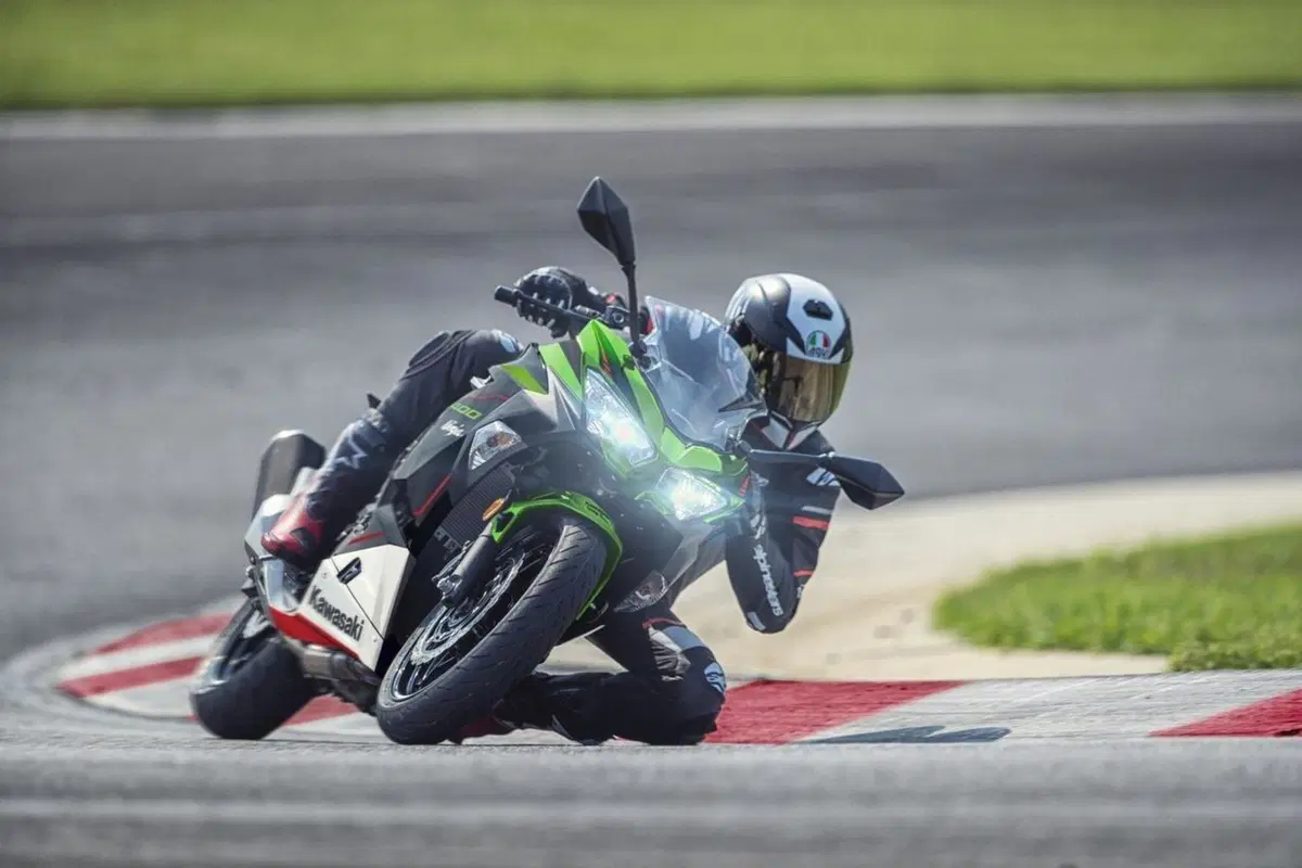 Le Kawasaki Ninja 400 e Z400 m.y. 2022 presentate in Giappone