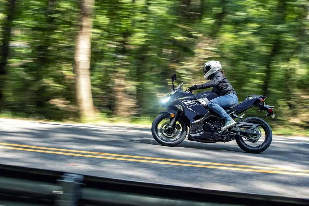 Le Kawasaki Ninja 400 e Z400 m.y. 2022 presentate in Giappone (4)