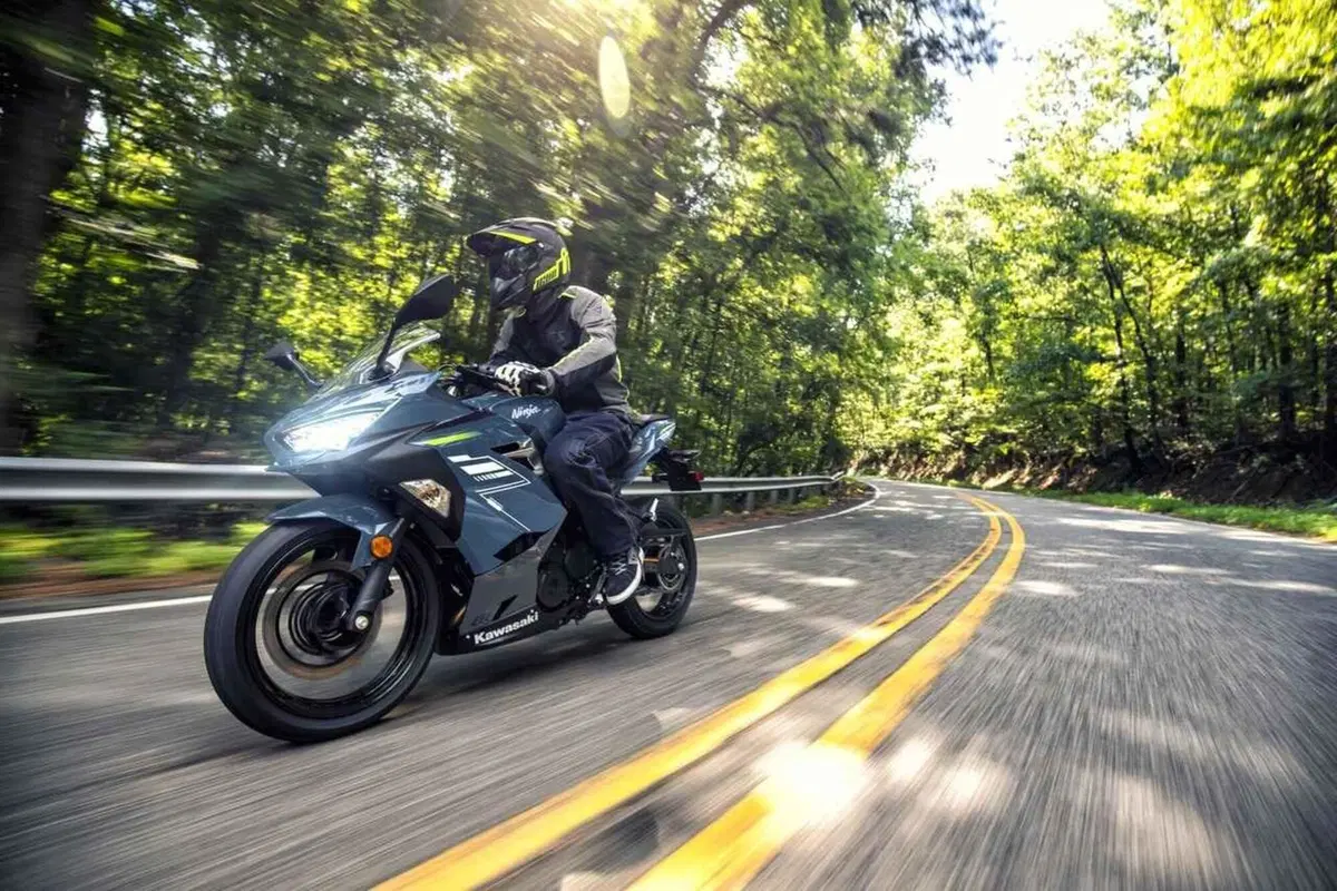 Le Kawasaki Ninja 400 e Z400 m.y. 2022 presentate in Giappone (5)