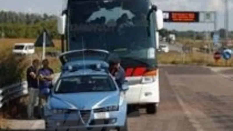 Autobus: numerosi controlli della Polizia. Molti i veicoli non a norma 