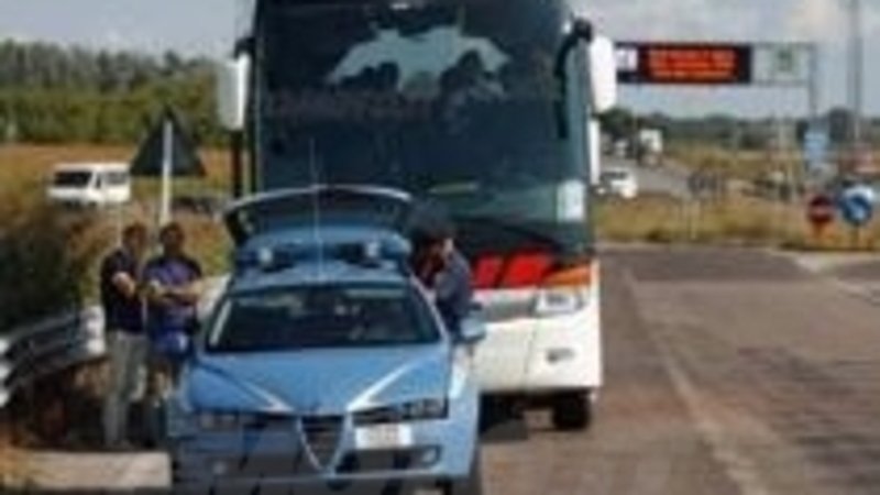 Autobus: numerosi controlli della Polizia. Molti i veicoli non a norma 