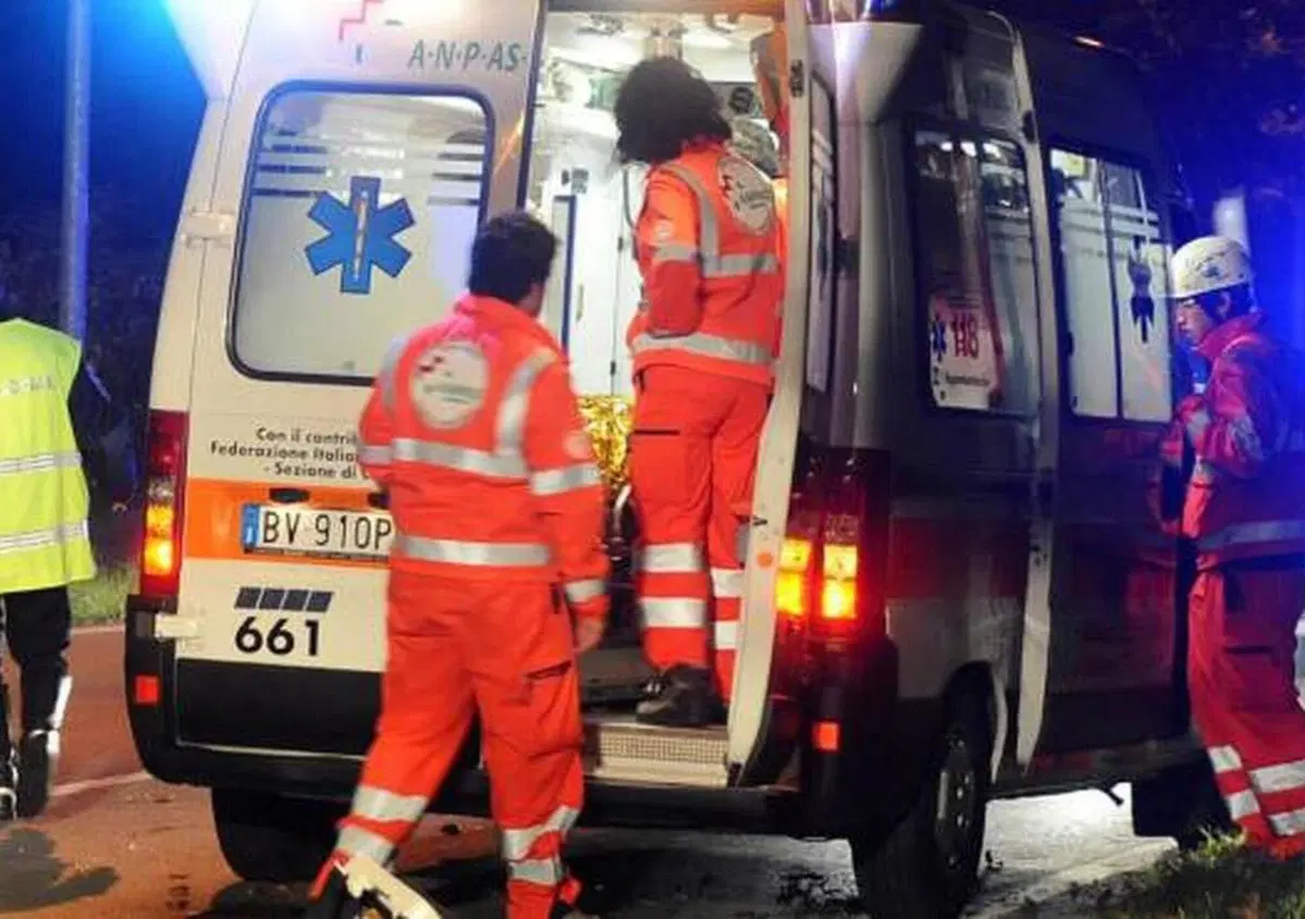 Uomo cade con il monopattino elettrico e muore