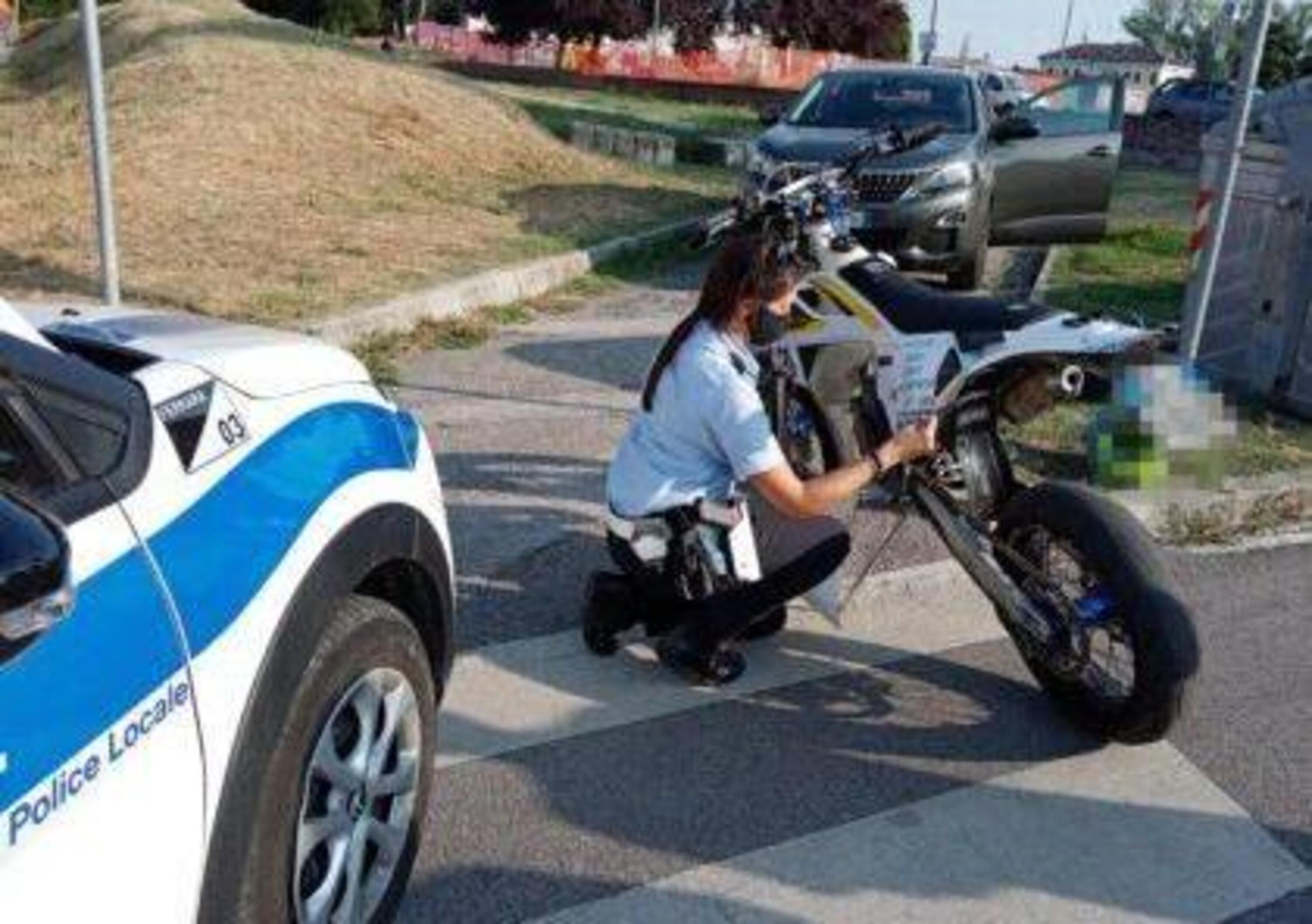 Ferrara: passeggero in moto senza casco, centauro multato