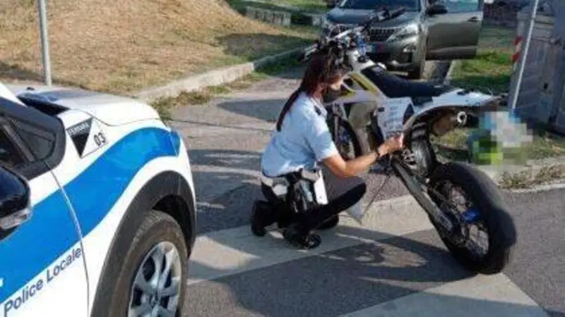 Ferrara: passeggero in moto senza casco, centauro multato