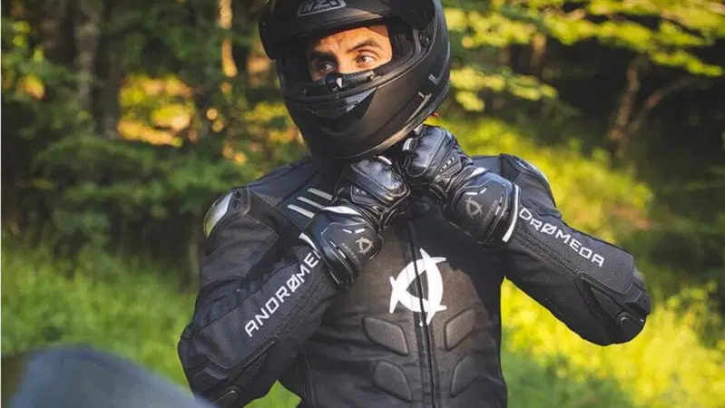 Andromeda Moto presenta la tuta di pelle... vegana