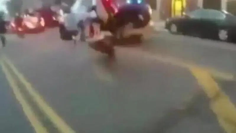Moto fail: impenna alla vista dei poliziotti, ma gli finisce addosso [VIDEO VIRALE]