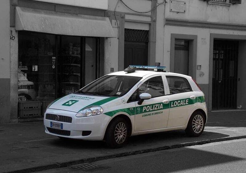 Brescia: giovane motociclista scappa dalla polizia e si tuffa in un torrente, denunciato