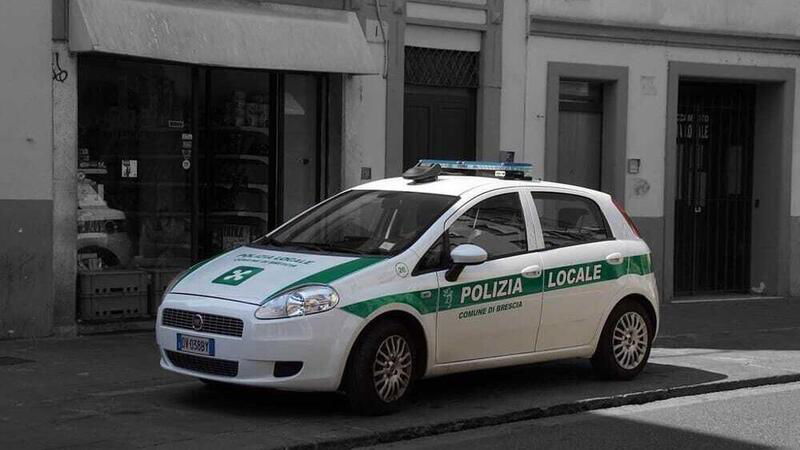 Brescia: giovane motociclista scappa dalla polizia e si tuffa in un torrente, denunciato