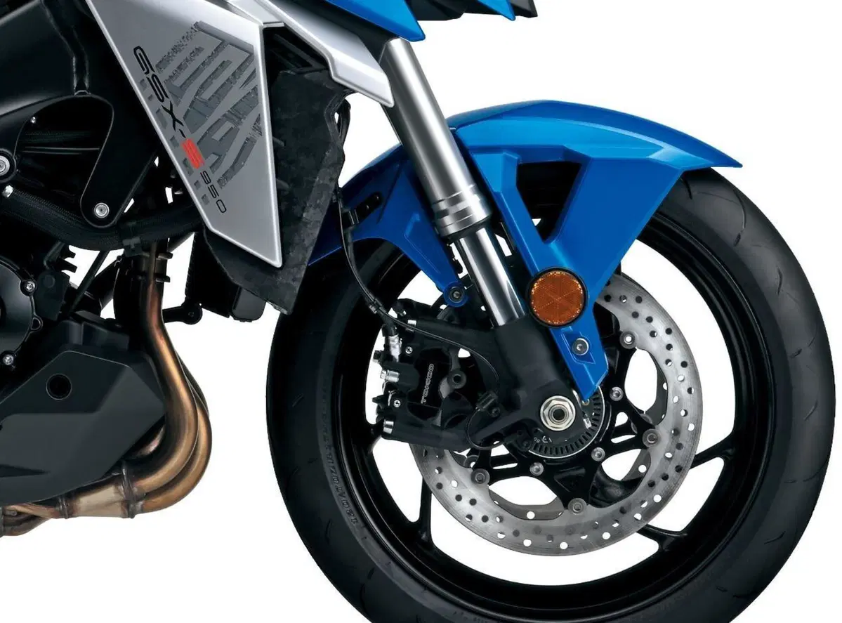 Suzuki GSX-S950, ecco il prezzo. Promozione di lancio (16)