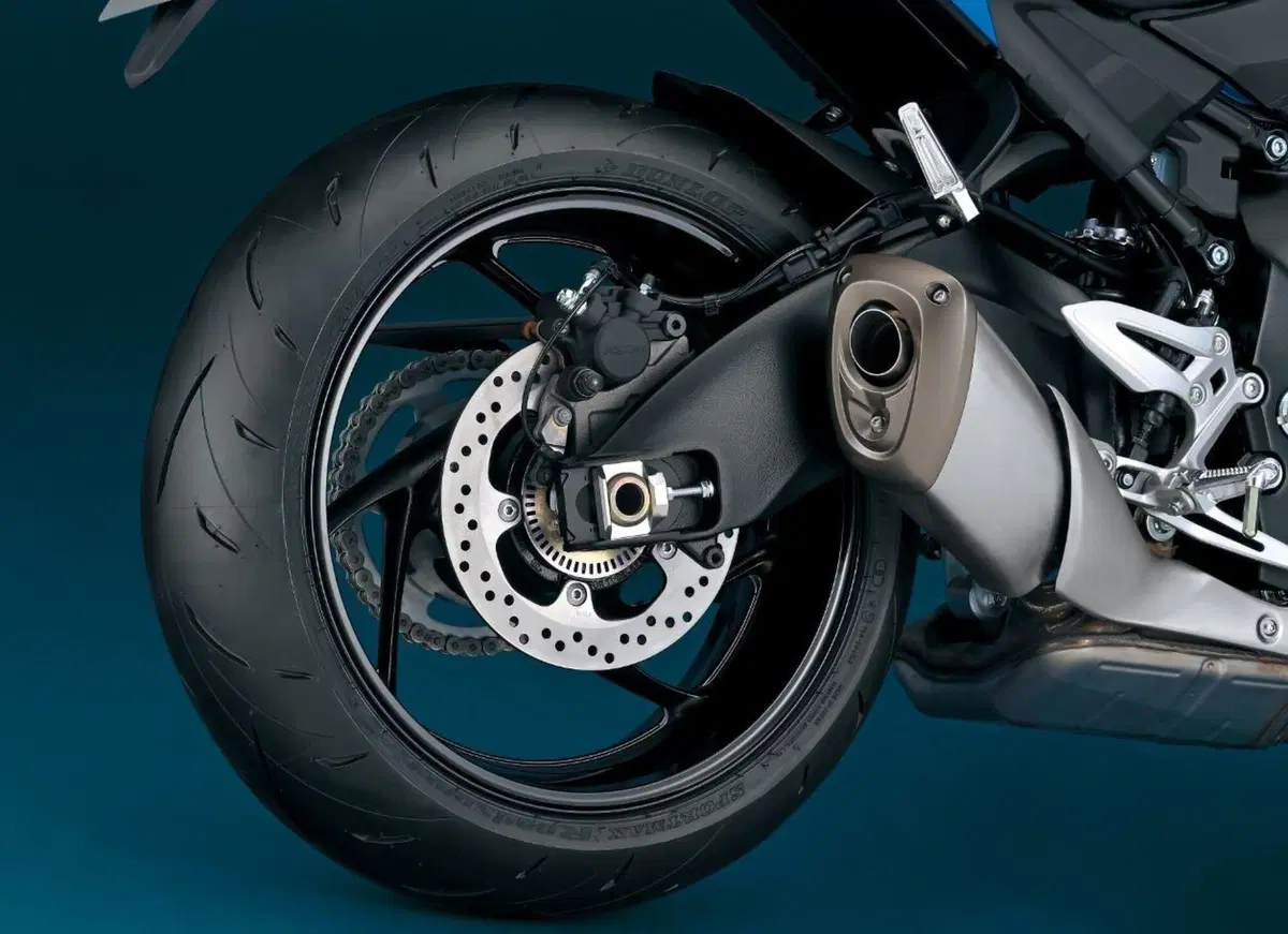Suzuki GSX-S950, ecco il prezzo. Promozione di lancio (17)