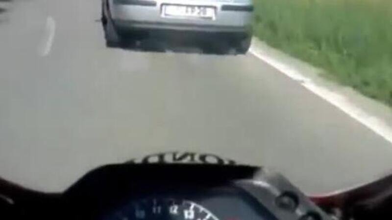 Il giretto tranquillo tra le curve e il solito automobilista a rovinare tutto [VIDEO VIRALE]