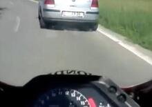 Il giretto tranquillo tra le curve e il solito automobilista a rovinare tutto [VIDEO VIRALE]