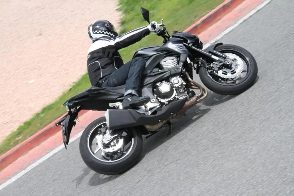 Kawasaki Z800e ABS (2)
