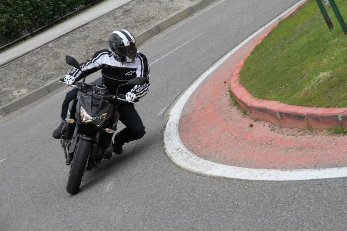 Kawasaki Z800e ABS (3)