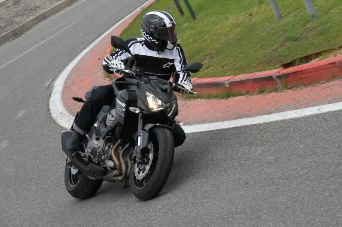 Kawasaki Z800e ABS (4)