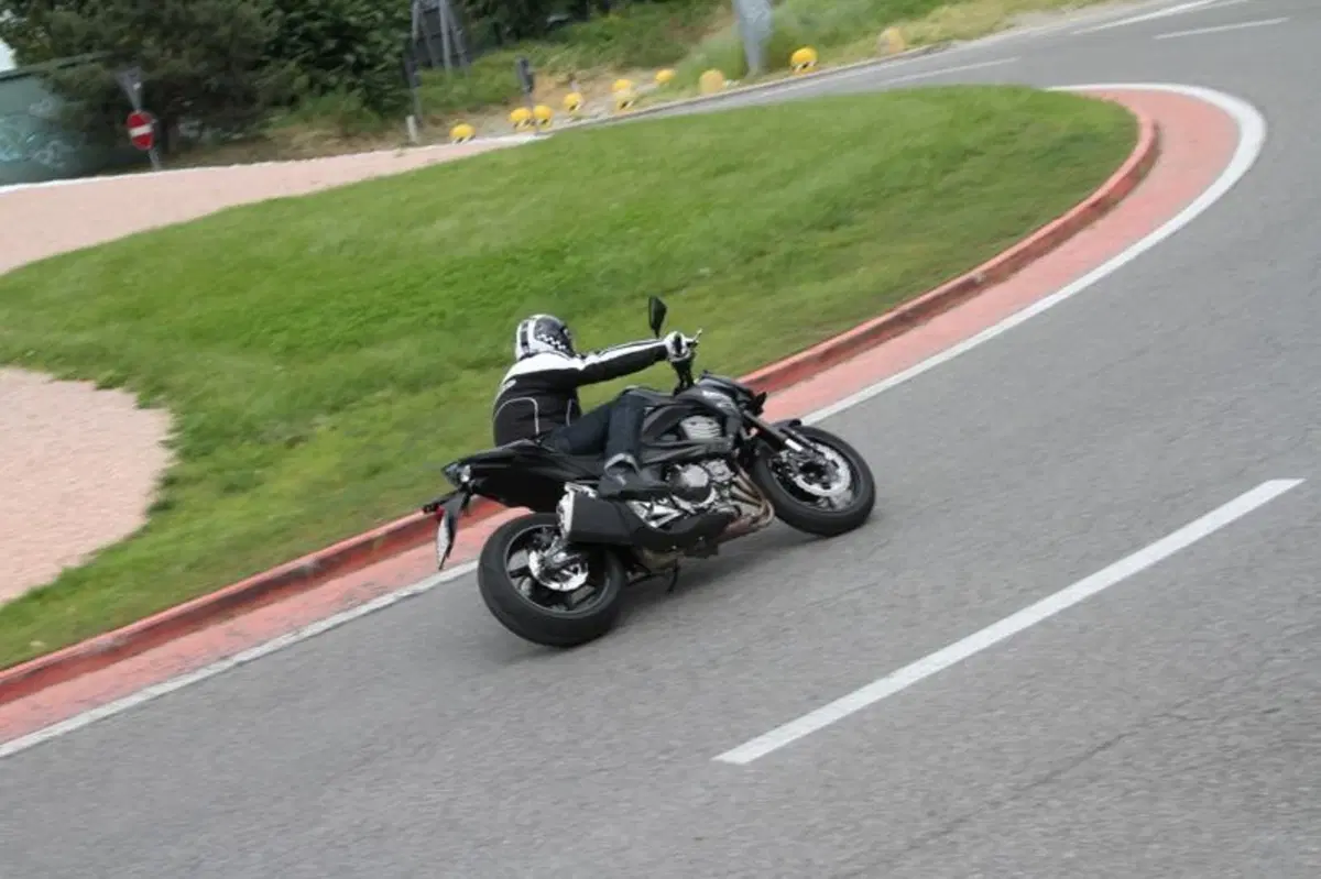 Kawasaki Z800e ABS (5)
