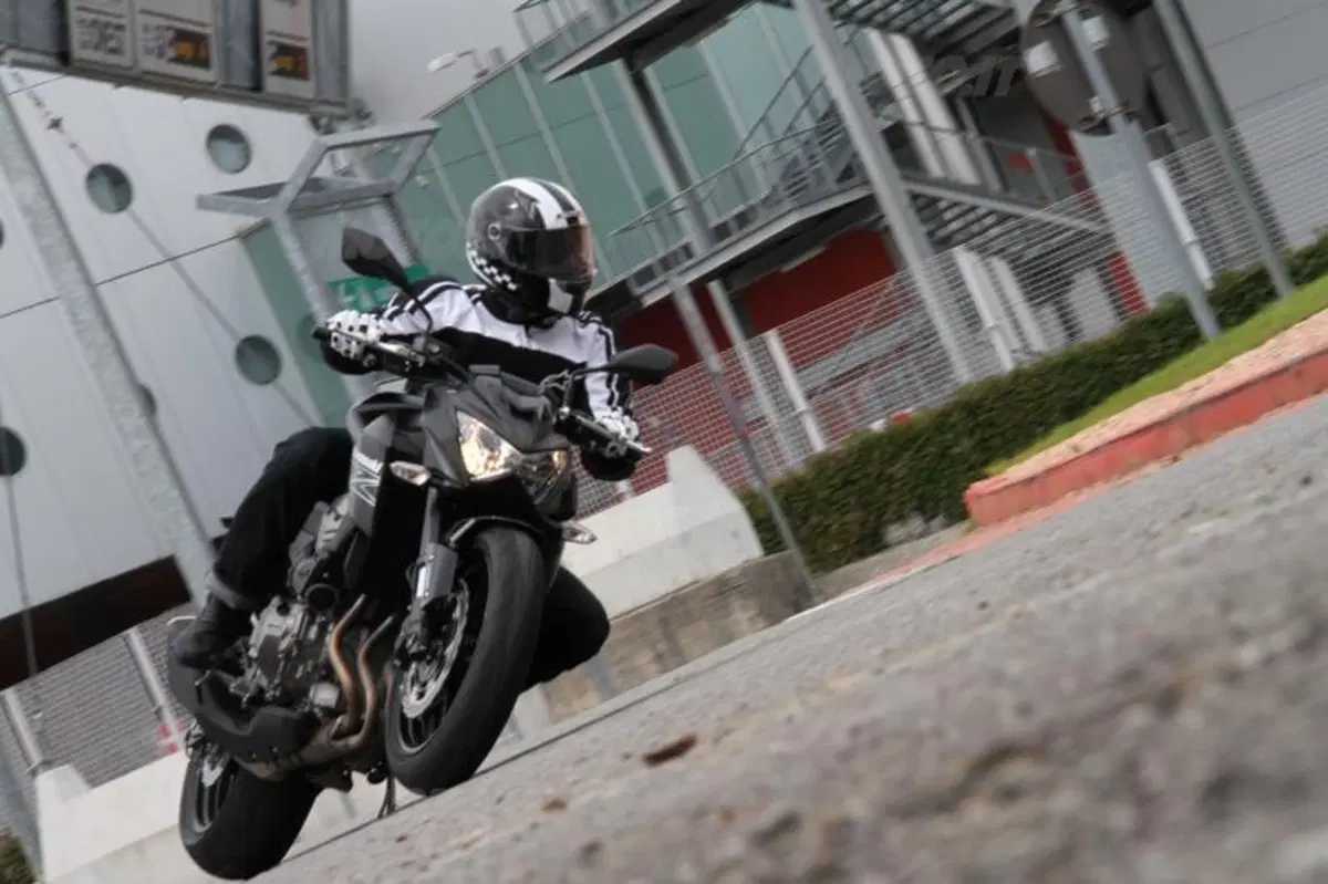 Kawasaki Z800e ABS (6)