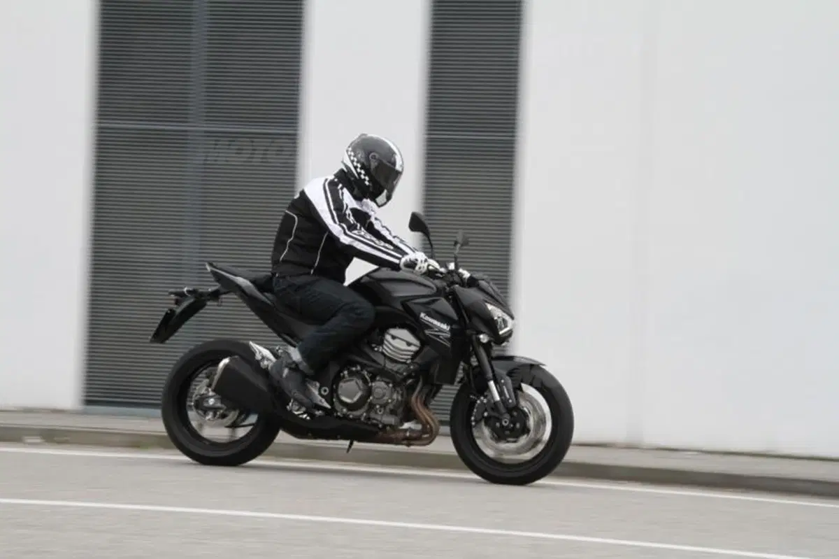 Kawasaki Z800e ABS (7)