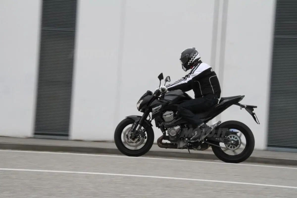 Kawasaki Z800e ABS (8)