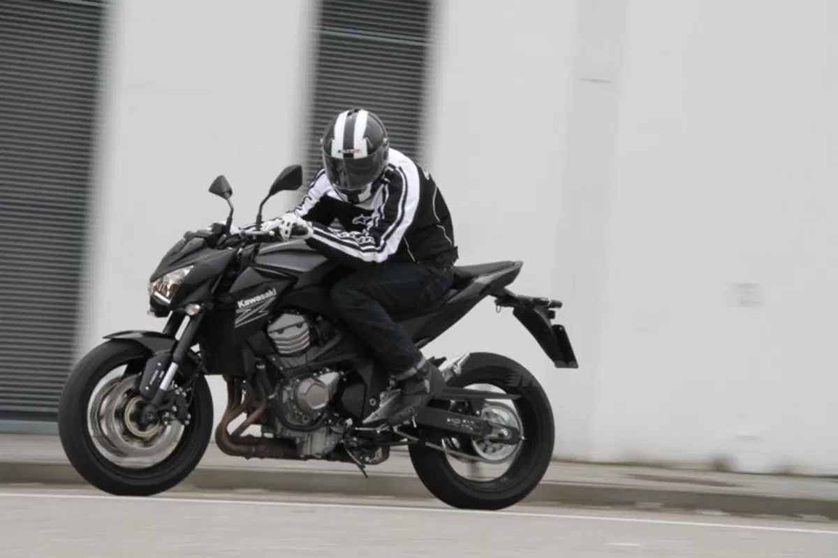 Kawasaki Z800e ABS (9)