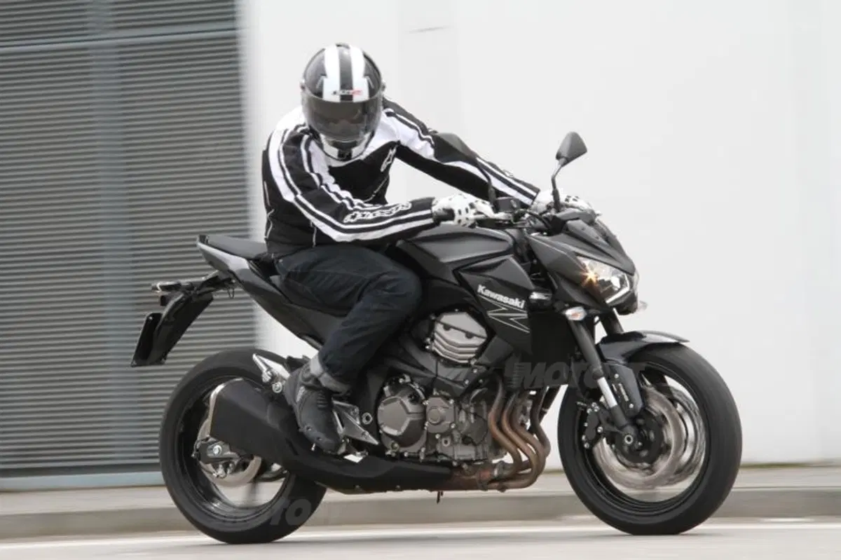 Kawasaki Z800e ABS (10)