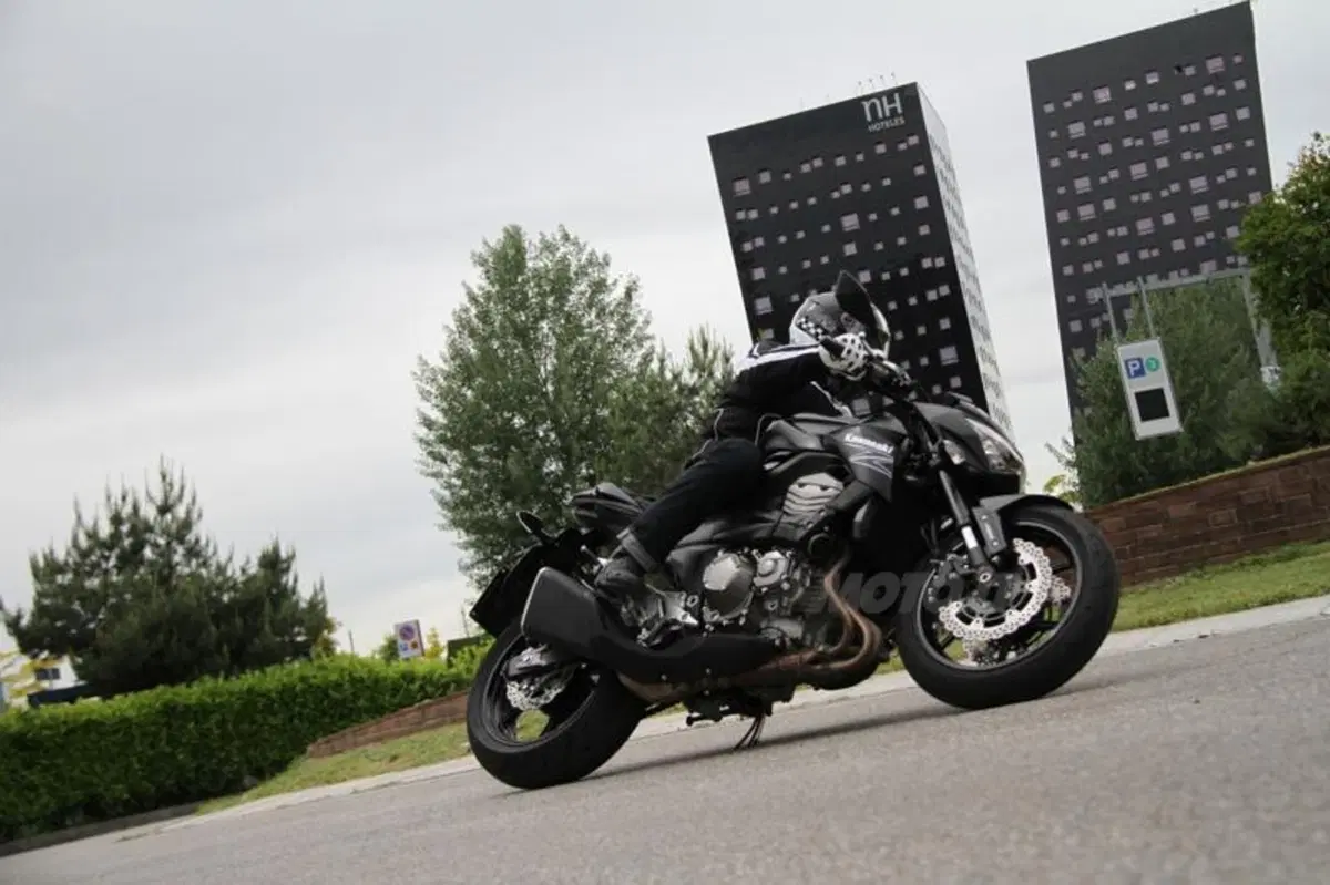 Kawasaki Z800e ABS (11)