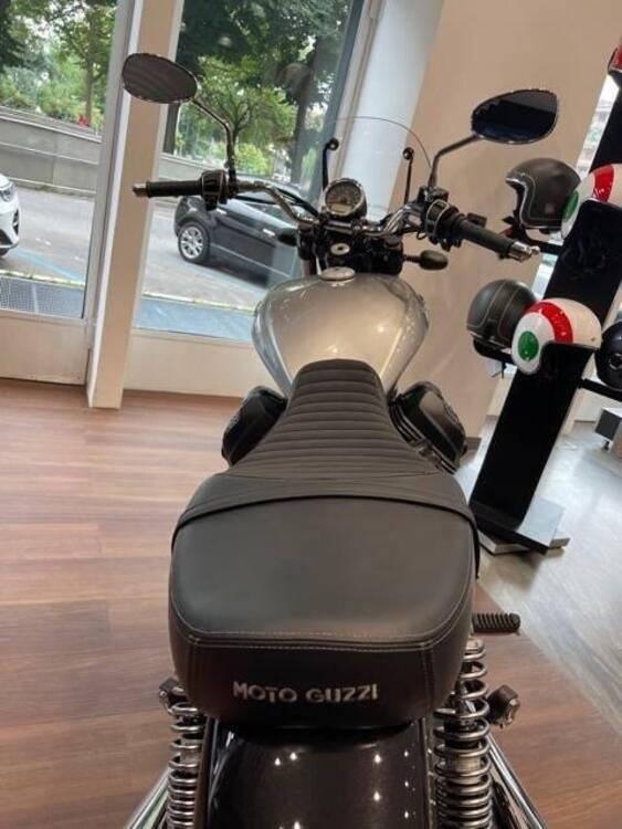 Moto Guzzi V9 Roamer (2021 - 24) (5)
