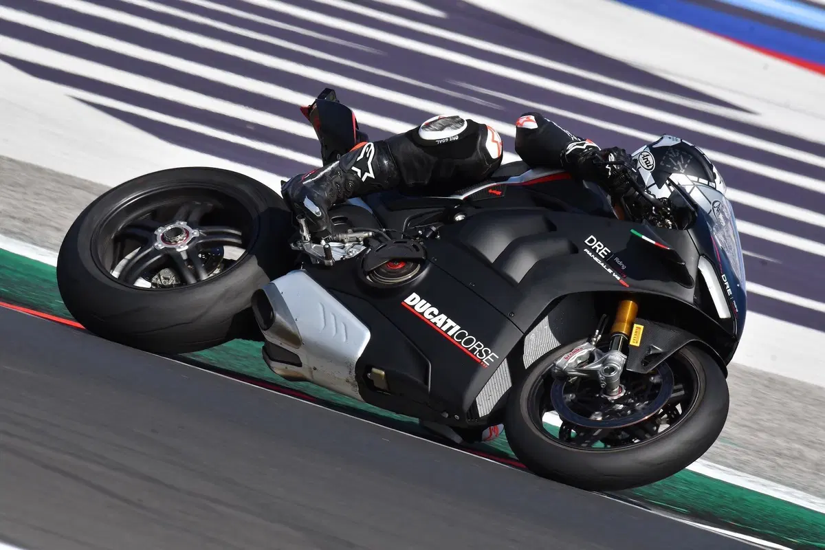 Ducati Panigale V4SP TEST: Il meglio dei tre mondi (4)