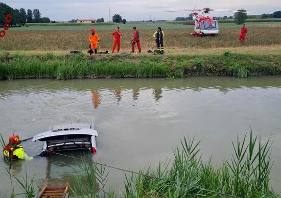 Mirandola, motociclista salva la vita a un'anziana finita in un canale