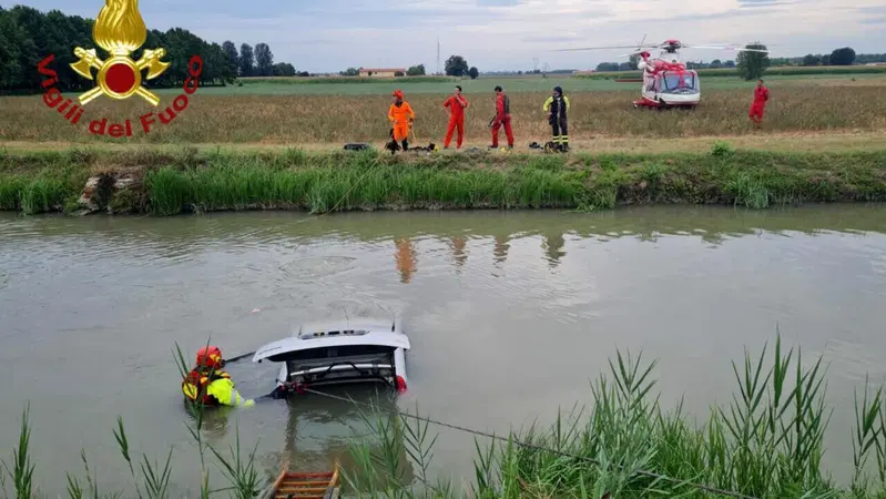 Mirandola, motociclista salva la vita a un'anziana finita in un canale