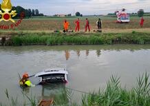 Mirandola, motociclista salva la vita a un'anziana finita in un canale