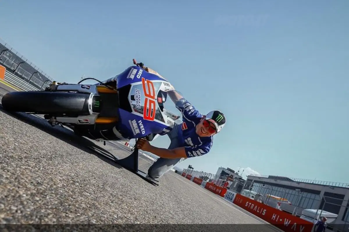 Quanto piega una MotoGP? (4)