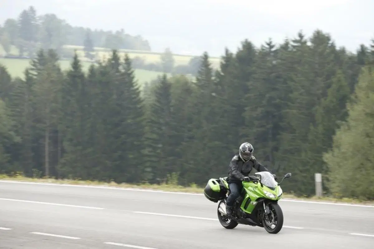 Kawasaki Z1000SX ABS (3)