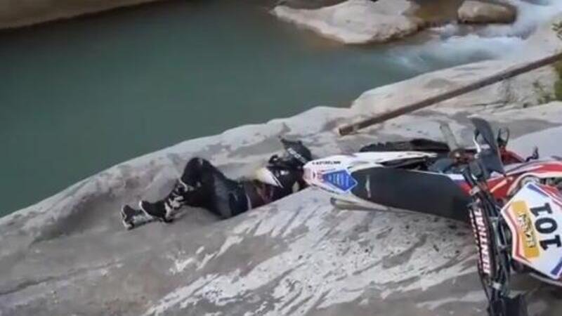 Ponte tibetano e roccia scivolosa: ammucchiata di motociclisti [VIDEO]