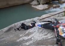 Ponte tibetano e roccia scivolosa: ammucchiata di motociclisti [VIDEO]