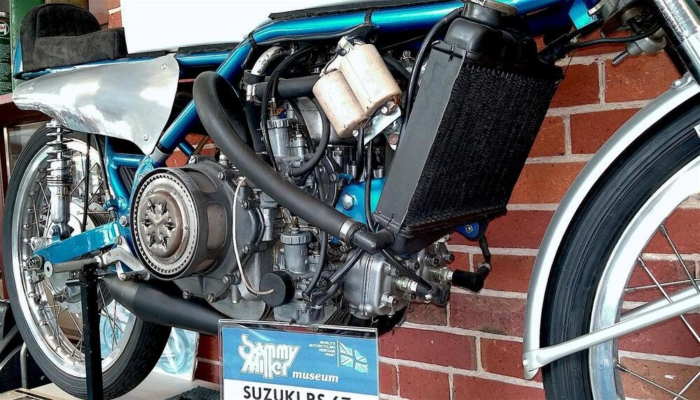 La Suzuki RS 67 ha preso parte a una sola gara (l&rsquo;ultima prima del ritiro della casa) alla fine del 1967. Il suo V4 di 125 cm3 erogava ben 42 CV a 16500 giri/min. Il campo di utilizzo molto ridotto rendeva necessario un cambio a 12 marce!