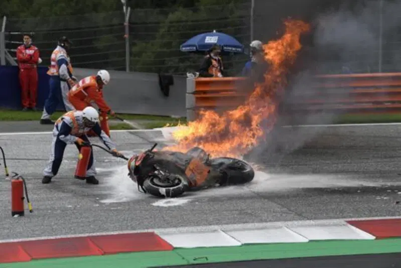Stiria. La Ktm di Dani Pedrosa in fiamme dopo l'impatto con Lorenzo Savadori