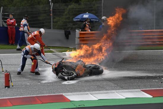 Stiria. La Ktm di Dani Pedrosa in fiamme dopo l'impatto con Lorenzo Savadori