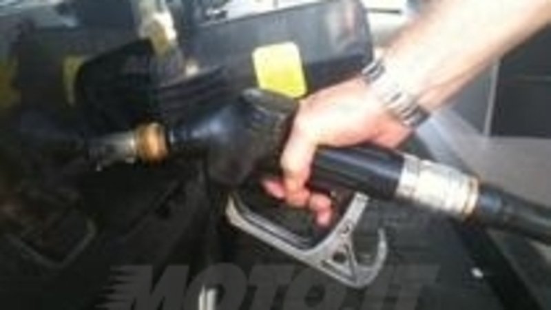 Oggi scatta l&#039;IVA al 22%: aumenti immediati anche sulla benzina 