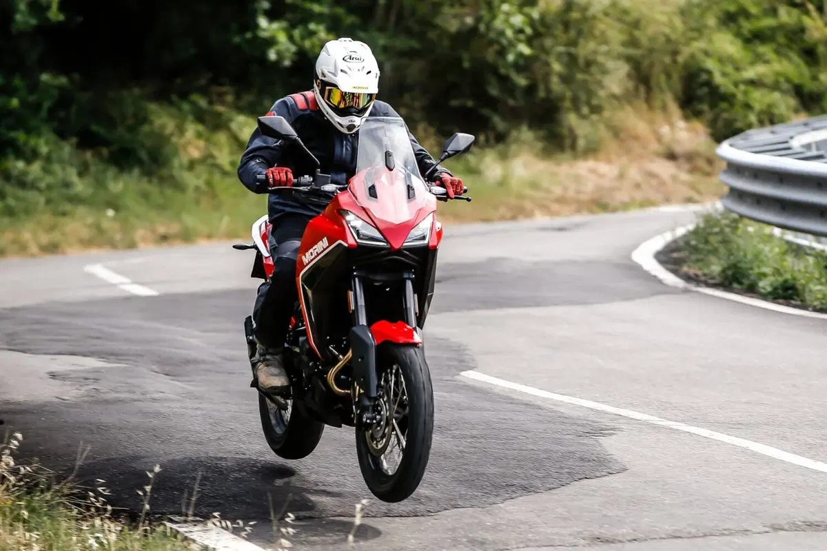 Test esclusivo! Abbiamo provato la Moto Morini X-CAPE 650. Ecco i pro e i contro (9)