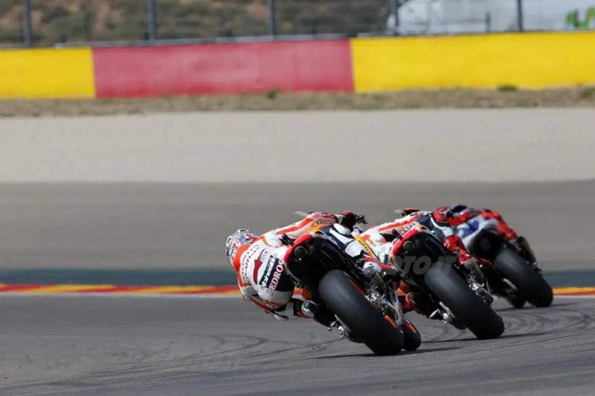 Le foto più spettacolari del GP di Aragon (13)