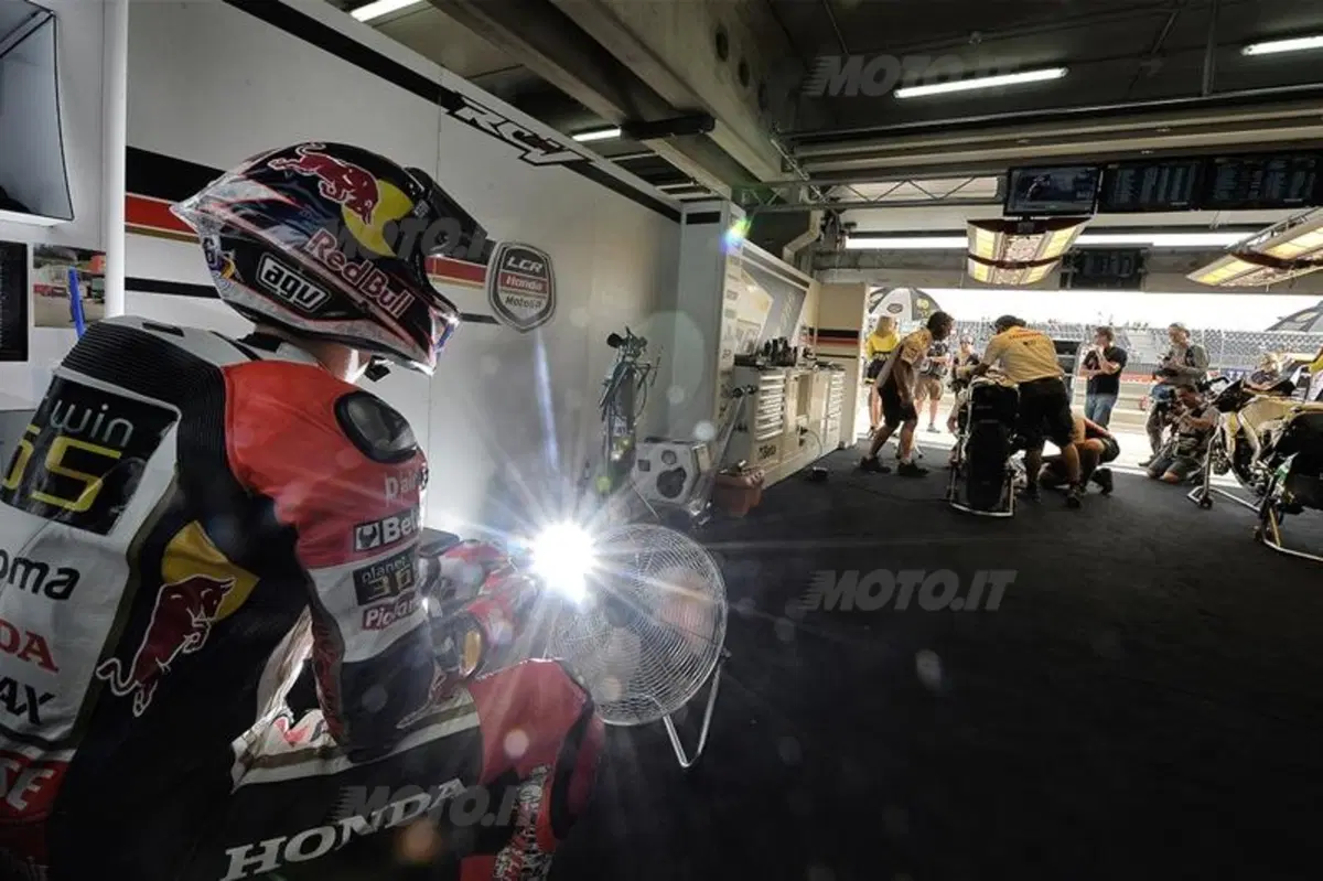 Le foto più spettacolari del GP di Aragon (17)