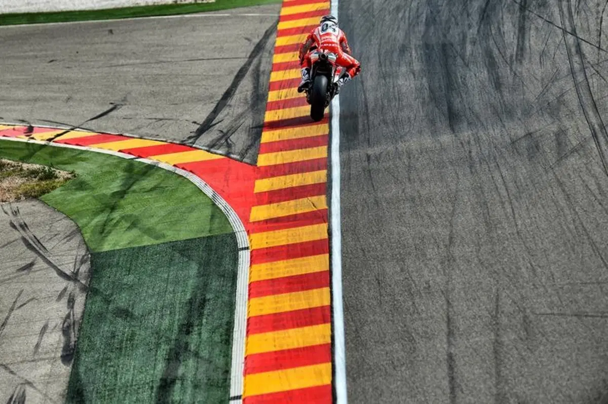 Le foto più spettacolari del GP di Aragon (21)